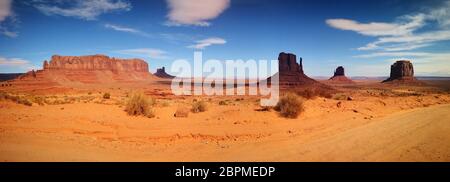 Monument Valley vue panoramique sur le plateau du Colorado dans la réserve de la nation Navajo avec les buttes populaires et Sentinel Mesa Banque D'Images