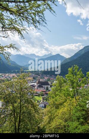 Mittenwald est une commune allemande dans le district de Garmisch-Partenkirchen, en Bavière. Banque D'Images