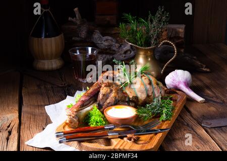 Épaule d'agneau grillée au romarin poulet au four Banque D'Images