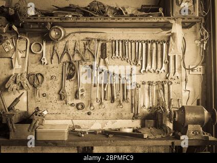 Vieux outils accroché au mur dans l'atelier du plateau l'outil , contre un mur style vintage Banque D'Images