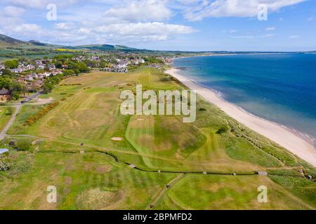 Vue aérienne du parcours de golf Lundin Links à Fife, Écosse, Royaume-Uni, le parcours est fermé en raison du confinement de Covid-19 Banque D'Images