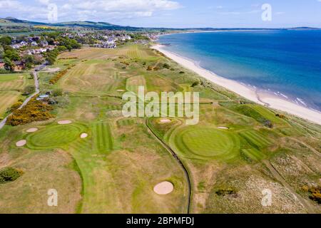 Vue aérienne du parcours de golf Lundin Links à Fife, Écosse, Royaume-Uni, le parcours est fermé en raison du confinement de Covid-19 Banque D'Images