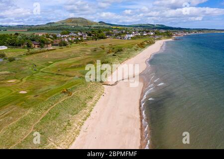 Vue aérienne du parcours de golf Lundin Links à Fife, Écosse, Royaume-Uni, le parcours est fermé en raison du confinement de Covid-19 Banque D'Images