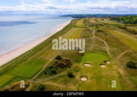 Vue aérienne du parcours de golf Lundin Links à Fife, Écosse, Royaume-Uni, le parcours est fermé en raison du confinement de Covid-19 Banque D'Images