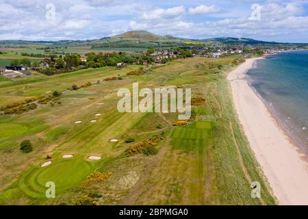 Vue aérienne du parcours de golf Lundin Links à Fife, Écosse, Royaume-Uni, le parcours est fermé en raison du confinement de Covid-19 Banque D'Images