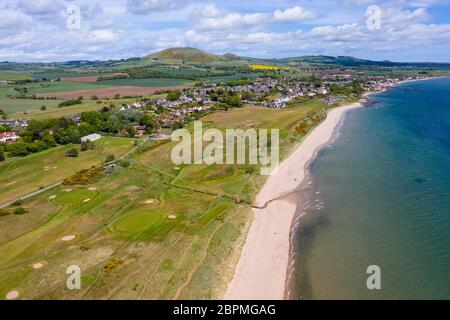 Vue aérienne du parcours de golf Lundin Links à Fife, Écosse, Royaume-Uni, le parcours est fermé en raison du confinement de Covid-19 Banque D'Images