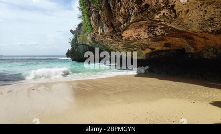 Voir de beaux hidden Suluban Beach à Bali, accessible uniquement pendant la marée basse Banque D'Images