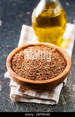 Graines de lin, graines de lin ou de linseeds bol en bois. Banque D'Images