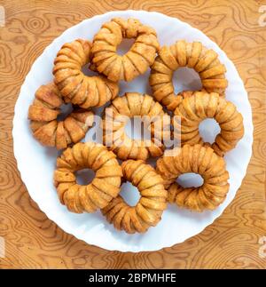 Fresh Ring Kachori, un en-cas indien épicé fait maison commun dans des endroits avec la diaspora indienne et d'autres pays sud-asiatiques, sur une table dans une assiette blanche Banque D'Images