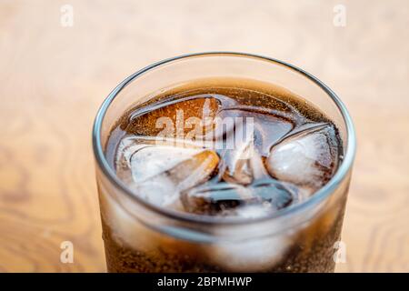 Gros plan verre rempli de boisson gazeuse au cola avec glaçons. Mise au point sélective Banque D'Images