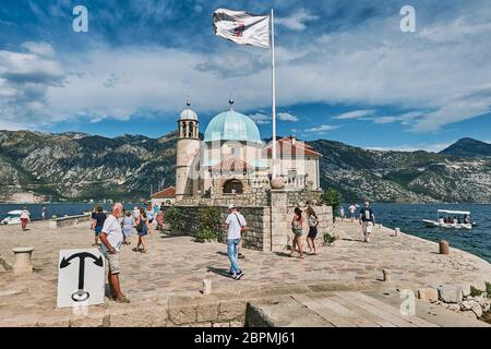 Perast, Monténégro, de nombreux touristes sur une île artisanale près de l'église notre-Dame du Rocher de Gospa od Skrpiela, site d'intérêt Banque D'Images