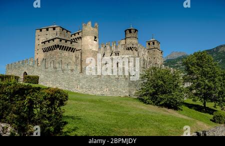 Vue panoramique du château médiéval au Val d'Aoste Banque D'Images