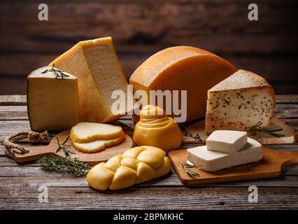 La composition avec des morceaux de fromage différentes sur fond de bois Banque D'Images