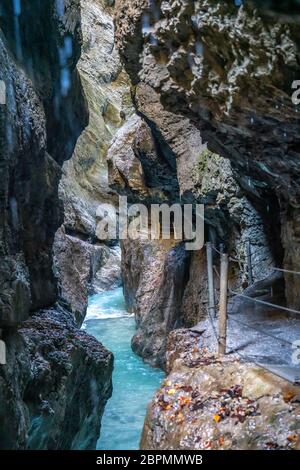 Randonnées la Partnachklamm, gorges de Partnach à Garmisch-Partenkirchen, Bavière, Allemagne Banque D'Images