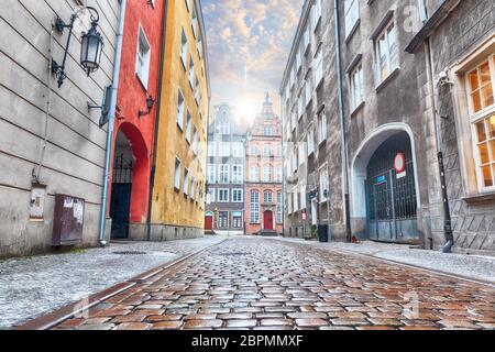 La rue vide de Gdansk près de Long Marché, vieille ville, en Pologne. Banque D'Images