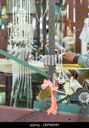 Tissu coton soie sur le bois en Thaïlande à tisser manuel ,le processus de tissage de la soie dans la production de la soie thaïlandaise Banque D'Images