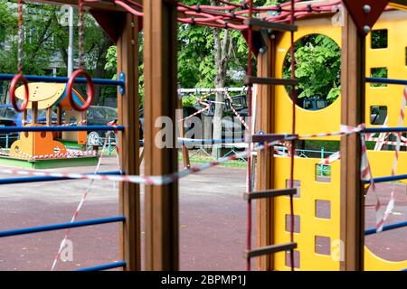 Moscou Russie: Aire de jeux fermée pour enfants comme mesure pour prévenir la propagation du coronavirus COVID-19. Pas d'enfants sur le terrain de jeu dans la cour. Banque D'Images