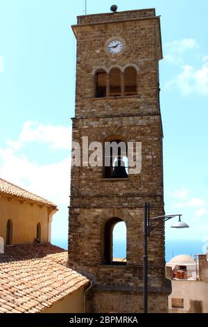 Le clocher de la cathédrale de Santa Maria di Castellabate Banque D'Images