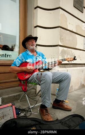 Musicien de contry jouant et chantant dans le centre-ville de Ljubljana, Slovénie Banque D'Images