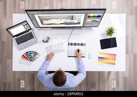 Portrait d'homme designer graphique travaillant sur tablette graphique sur fond blanc 24 Banque D'Images