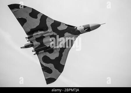 Montage monochrome de l'emblématique bombardier Vulcan vu en vol au salon de Southport en septembre 2015. Banque D'Images