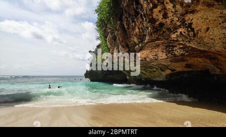 Voir de beaux hidden Suluban Beach à Bali, accessible uniquement pendant la marée basse Banque D'Images