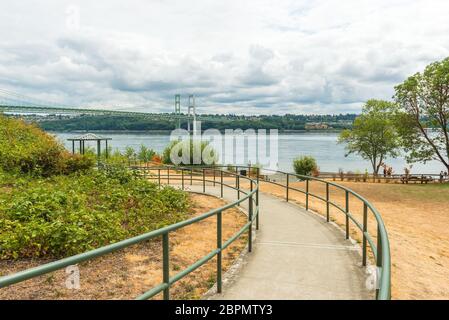 Chemin vers le parc dans la zone de pont en acier de Narrows à Tacoma, Washington, USA.. Banque D'Images