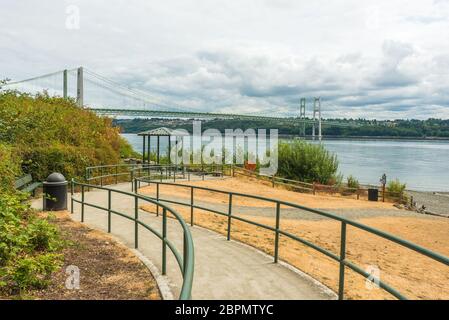 Chemin vers le parc dans la zone de pont en acier de Narrows à Tacoma, Washington, USA.. Banque D'Images