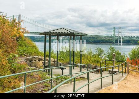 Chemin vers le parc dans la zone de pont en acier de Narrows à Tacoma, Washington, USA.. Banque D'Images