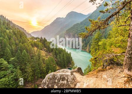 Scène sur le lac Diablo au lever du soleil tôt le matin dans le parc national de North Cascade, Wa, USA. Banque D'Images