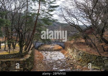 Un petit pont dans le temple de Tongdosa, au Mont Chiseosan, près de Yangsan, dans la province de Gyeongsang au sud Banque D'Images