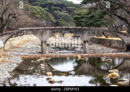 Un petit pont dans le temple de Tongdosa, au Mont Chiseosan, près de Yangsan, dans la province de Gyeongsang au sud Banque D'Images