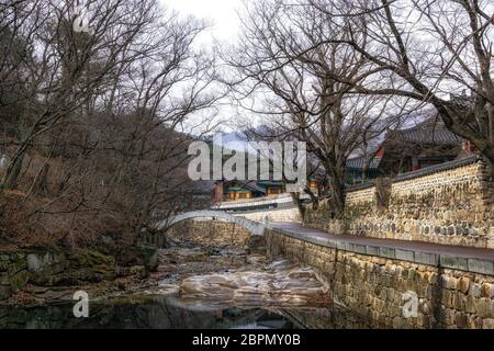 Un petit pont dans le temple de Tongdosa, au Mont Chiseosan, près de Yangsan, dans la province de Gyeongsang au sud Banque D'Images