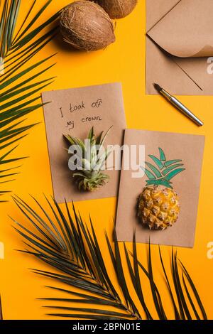 Cartes de vœux tropicales créatives avec ananas et sa couronne avec note J'ai pris ma couronne Banque D'Images