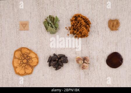 Composés psychédélique. L'acide LSD blotter, écorce de racine de l'iboga, rue de Syrie, de l'ayahuasca, Banisteriopsis caapi, Hawaiian baby woodrose, la salvia divinorum et mo Banque D'Images