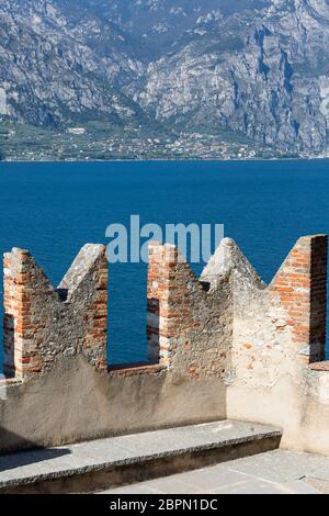 Château Scaliger (Castello Scaligero), datant du XIIIe siècle, en pierre médiévale, sur le lac de Garde, province de Vérone, Malcesine, Italie Banque D'Images