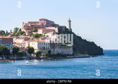 Ville de Portoferraio, île d'Elbe. Italie. Vue maritime de la ville de Portoferraio sur l'île d'Elbe en Italie. Mer bleue et phare sur l'aco Banque D'Images