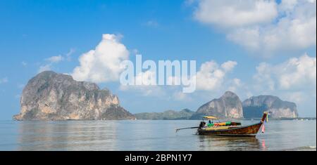 Avec la montagne calcaire marin et du bateau à longue queue à Pak Meng Beach dans la province de Trang, Thaïlande Banque D'Images