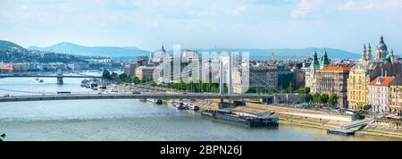 Les ponts et le Parlement de Budapest à la journée d'été Banque D'Images