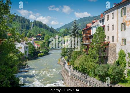 Paysage de bord de rivière à Murau. Murau est une ville historique de haute-Styrie, dans la vallée du mur en Autriche. Banque D'Images