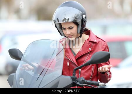 Biker en colère sur une moto en panne dans la rue Banque D'Images