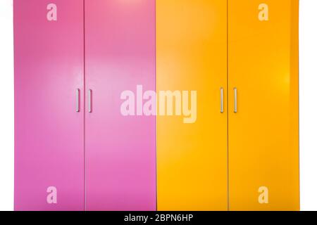 les portes de placard et les murs peints de couleur rose et orange sont fermés et isolés sur un design blanc moderne Banque D'Images