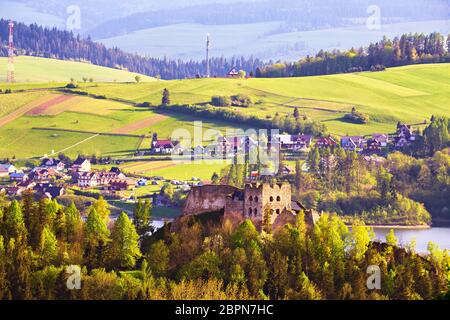 Les prés et les champs verts dans la région de Malopolska (Pologne). Derrière le château de Czorsztyn, Tatras Pieniny Banque D'Images