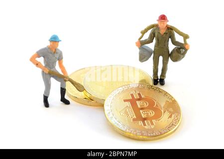 Image conceptuelle basée sur l'exploitation minière de monnaie numérique utilisant Bitcoin et une petite figurine. Banque D'Images