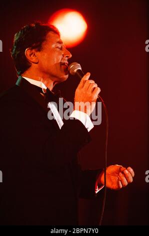 Gene Kelly // 1988 - Der US-amerikanische Sänger und Sauspieler Gene Kelly, Stargast beim Kölner Presseball 1988 Banque D'Images