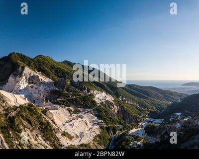 Village de Colonnata et montagnes de Carrare. Arezzo Toscane Italie Banque D'Images