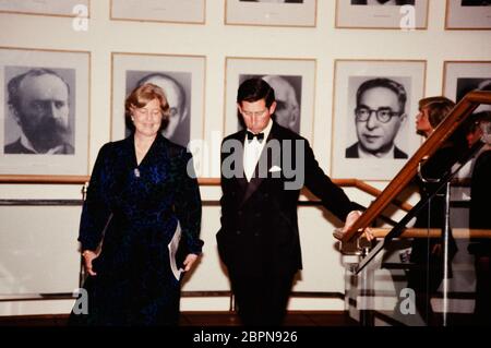 Besuch von Prinz Charles und Prinzessin Diana in Köln - Modenschau der britischen Strick- und Bekleidungsindustrie im Museum Ludwig. Mit anwesend der Oberbürgermeister Norbert Burger und Fürstin Gloria von Thurn und taxis. Banque D'Images