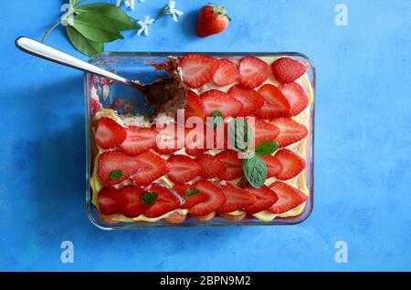 Tiramisu fraise isolé sur fond bleu. Vue de dessus. Concept dessert. Banque D'Images