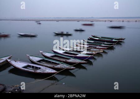 Tôt le matin vue sur le fleuve Ganga à Varanasi, en Inde.UN endroit agréable pour faire du bateau. Banque D'Images