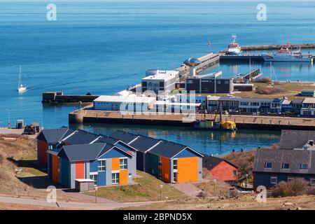 L'île Harbour dans l'île de Helgoland, Allemagne, maisons de style nordique avec voile et ciel bleu, vue panoramique à partir de la colline pour mer du Nord Banque D'Images